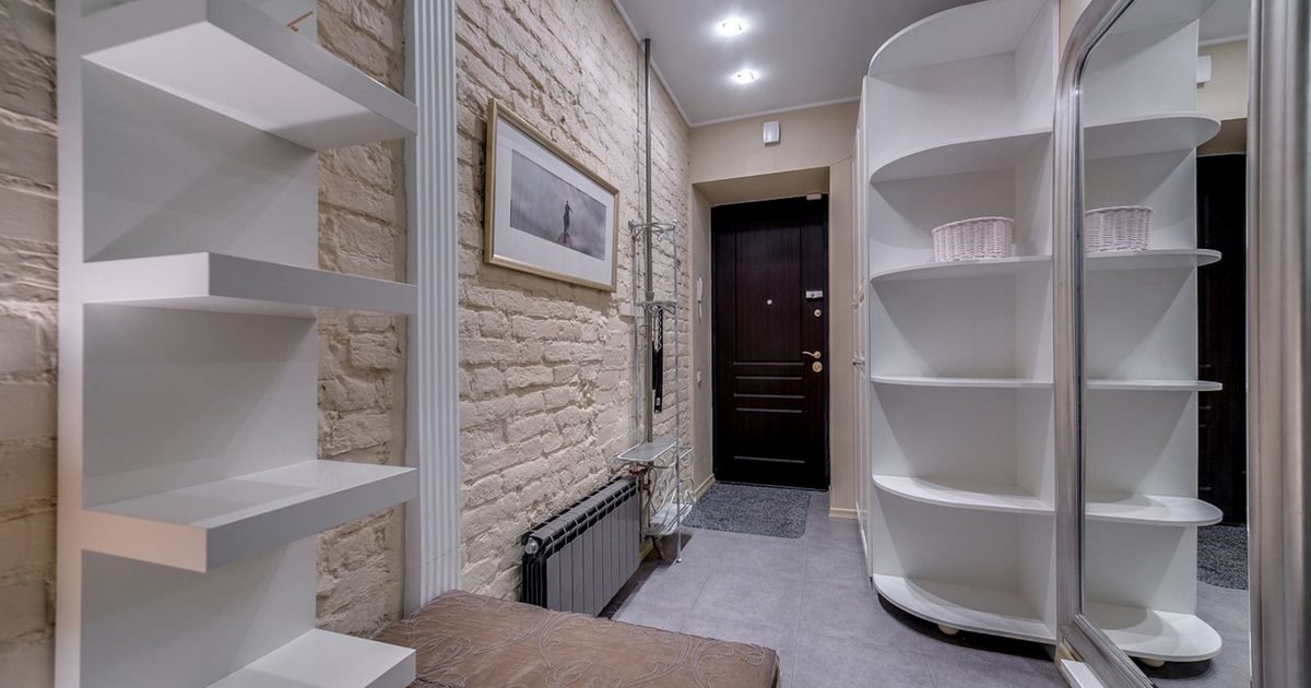 Modern entryway with shelving and a bench